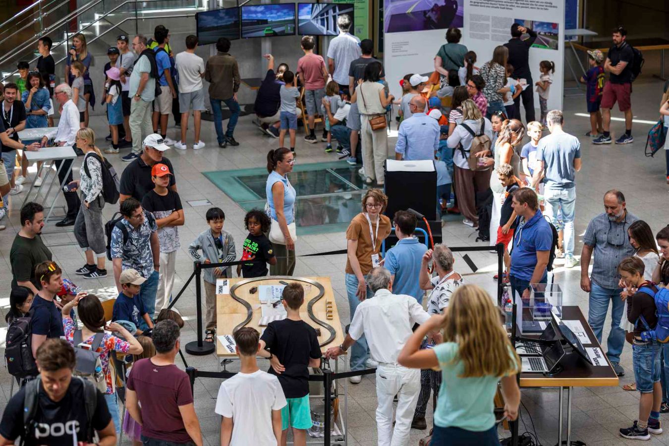 Am Campus Irchel der Universität Zürich herrschte reger Betrieb. Quantenphysik und Erdmännchen lockten viele Besucher:innen an.